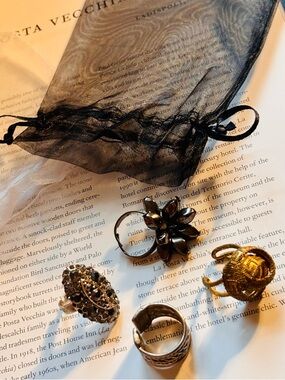 Set of 4 adjustable rings! Bold, attractive, accessible. #dopamine
#whoneedsgold